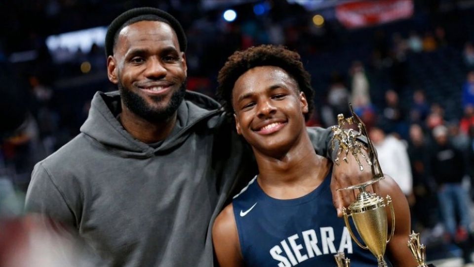 LeBron James y su hijo Bronny, quien sufrió un paro cardiaco mientras entrenaba; el joven de 18 años se encuentra estable en el hospital