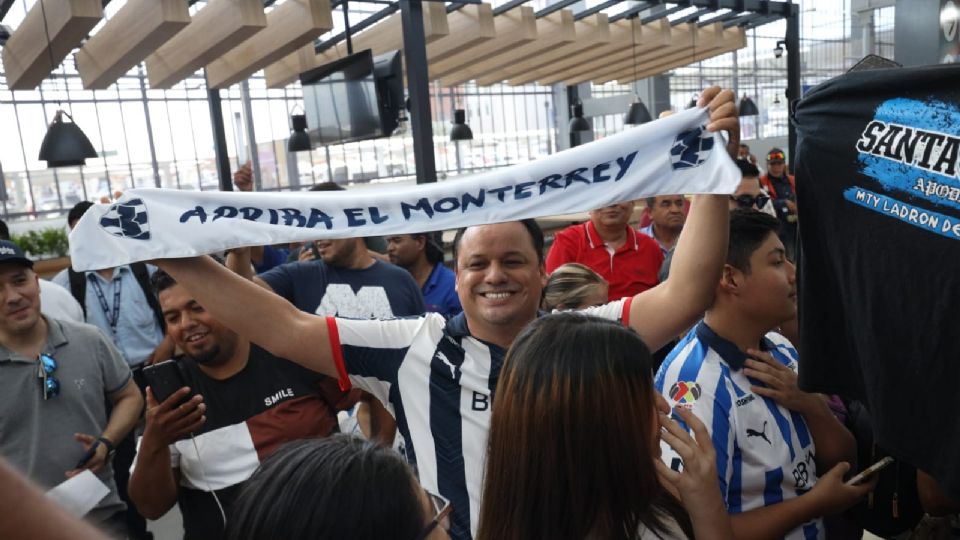 Aficionados de Rayados se dieron cita en la Terminal B del Aeropuerto Internacional de Monterrey para recibir a Sergio Canales.