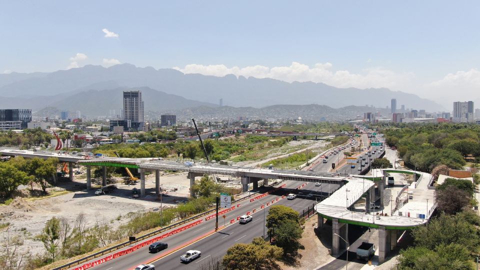 Construcción del Puente Verde a la altura de avenida Constitución, en Monterrey.