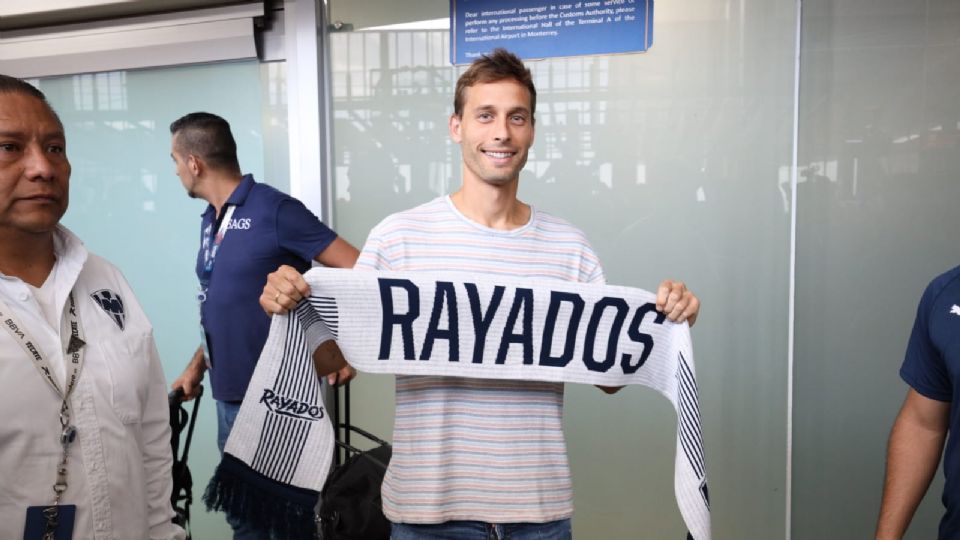 Sergio Canales a su arribo a Nuevo León.