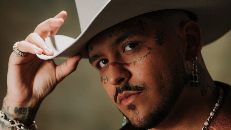 Christian Nodal con tatuajes en el rostro.