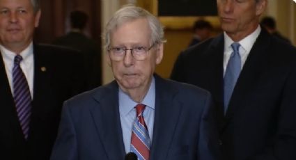 Mitch McConnell queda 'petrificado' durante conferencia en el Senado