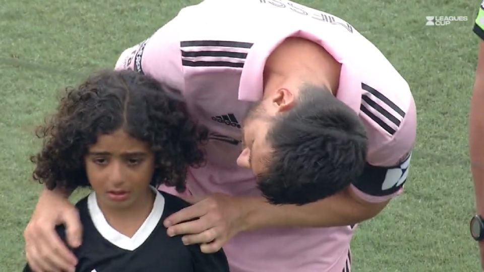 Lionel Messi se acerca a niño previo a juego de Leagues Cup