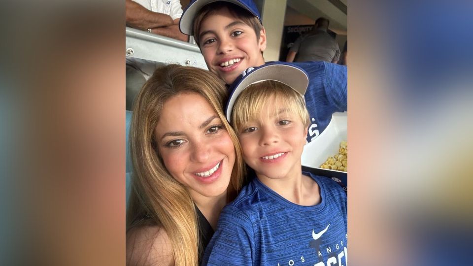 Shakira al lado de sus hijos durante un partido de los Dodgers.