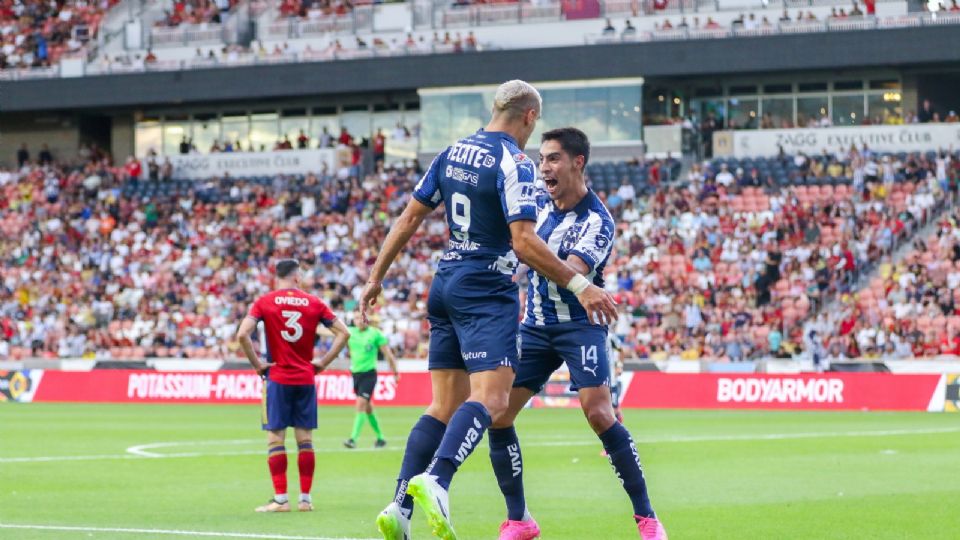 Germán Berterame celebra una de sus anotaciones con Erick Aguirre