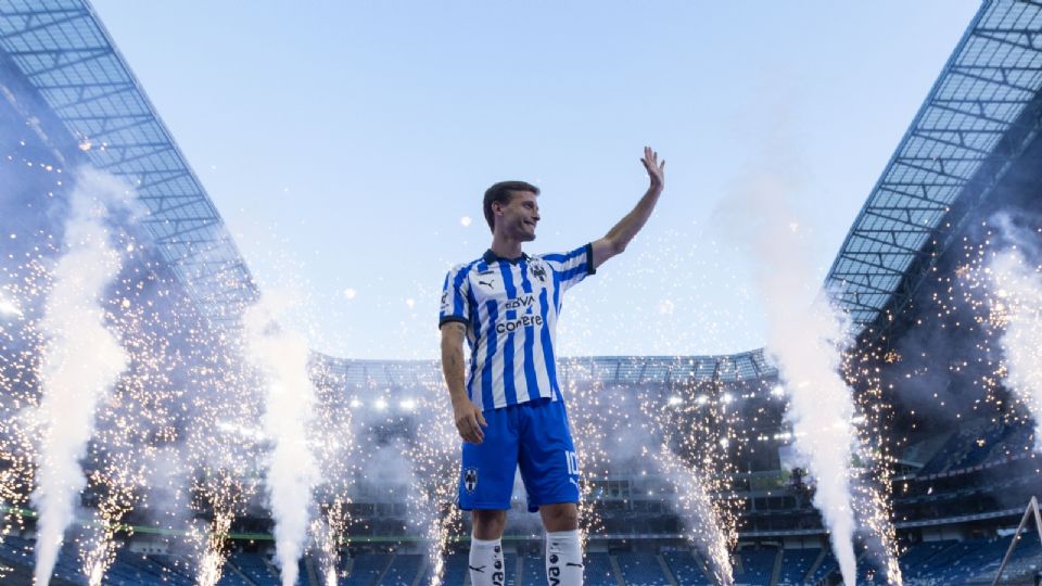 El español Sergio Canales durante su presentación como jugador de Rayados