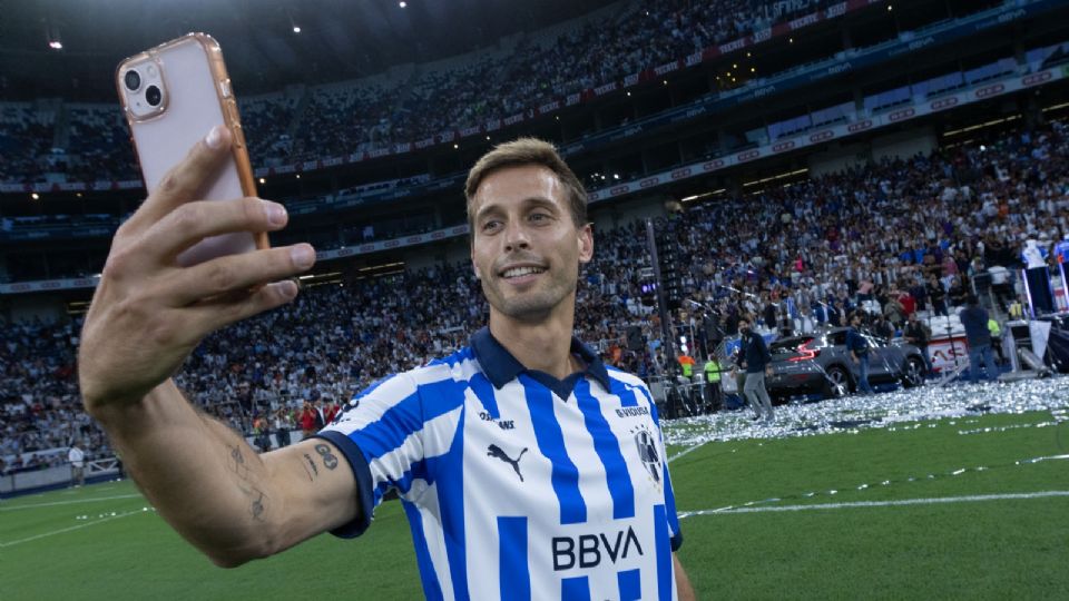 Sergio Canales tuvo su primer contacto con la afición, cantó el himno y se puso el uniforme que defenderá los próximos tres años.