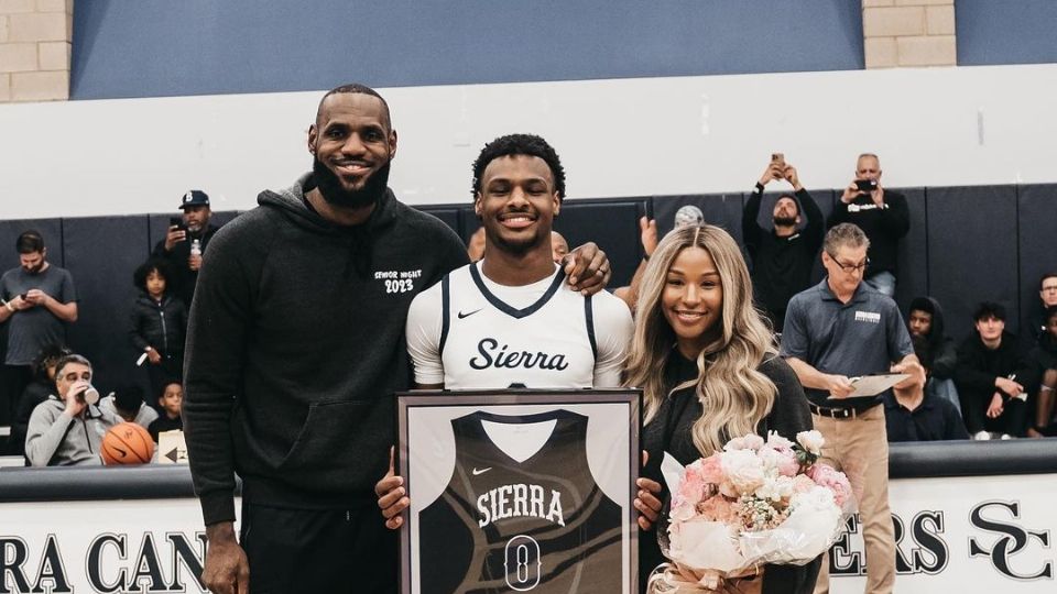 LeBron James junto a su familia en en un partido de su hijo Bronny, quien sufrió un paro cardíaco mientras entrenaba en la universidad