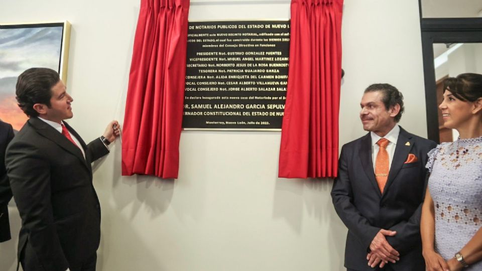 El gobernador de Nuevo León develó la placa que inauguró el nuevo recinto notarial.