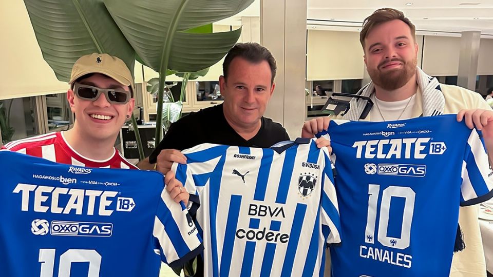 Ibai Llanos, Juan Guarnizo y Sergio Verdirame 'presumieron' sus jerseys que Sergio Canales les envió.