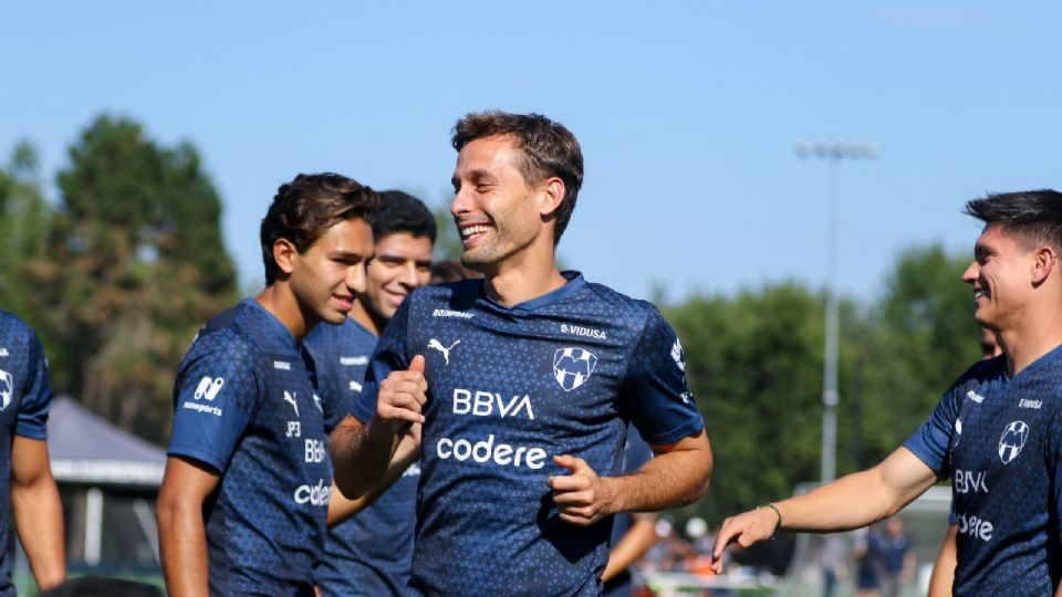 Sergio Canales se ha reunido con sus nuevos compañeros y ya tuvo la oportunidad de saludar a Héctor Moreno.