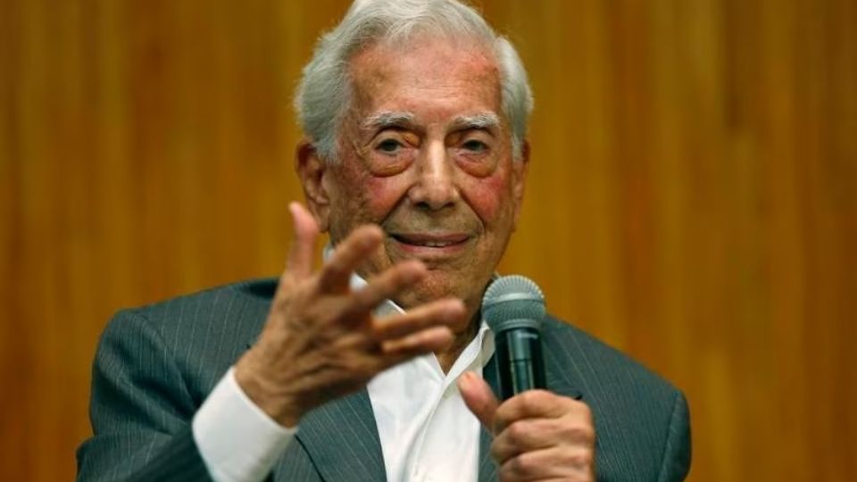 Mario Vargas Llosa se encuentra hospitalizado en Madrid | Twitter / @pepeortiz13