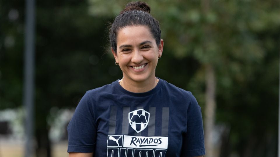 Eva Espejo, entrenadora de Rayadas, durante una práctica con el equipo en la pretemporada