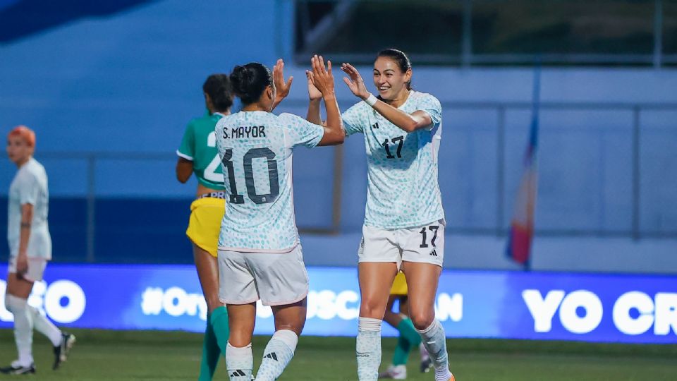 Stephany Mayor y Christina Burkenroad celebran una de las anotaciones del partido entre México y Jamaica en los Centroamericanos