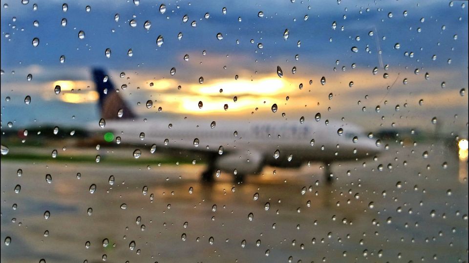 Avión en medio de la lluvia