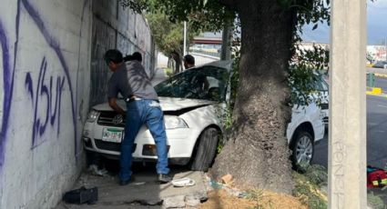 Choque contra árbol deja a 2 jóvenes lesionados en Monterrey