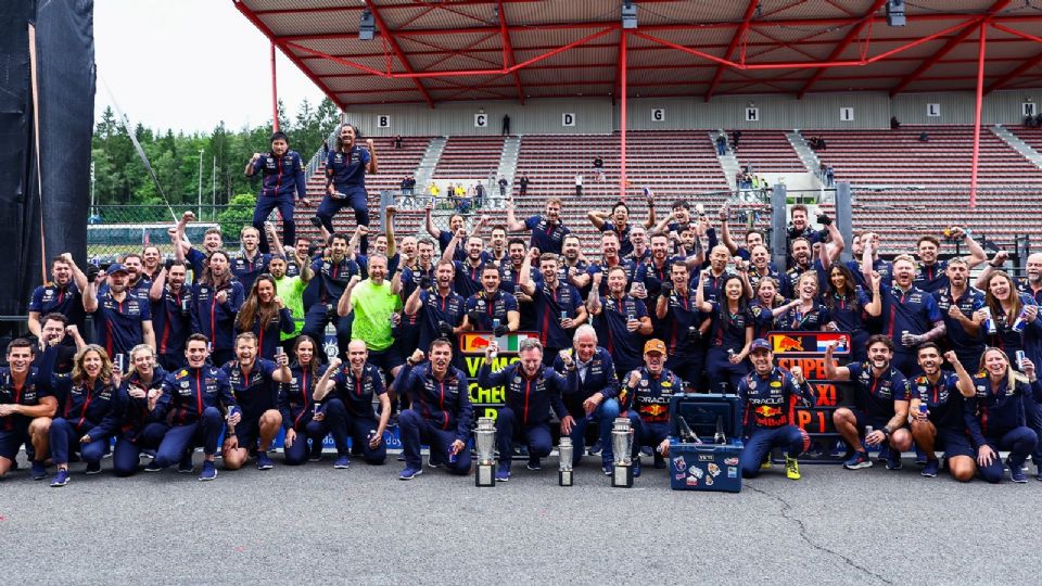 La escudería celebra el 1-2 conseguido en el Gran Premio de Bélgica