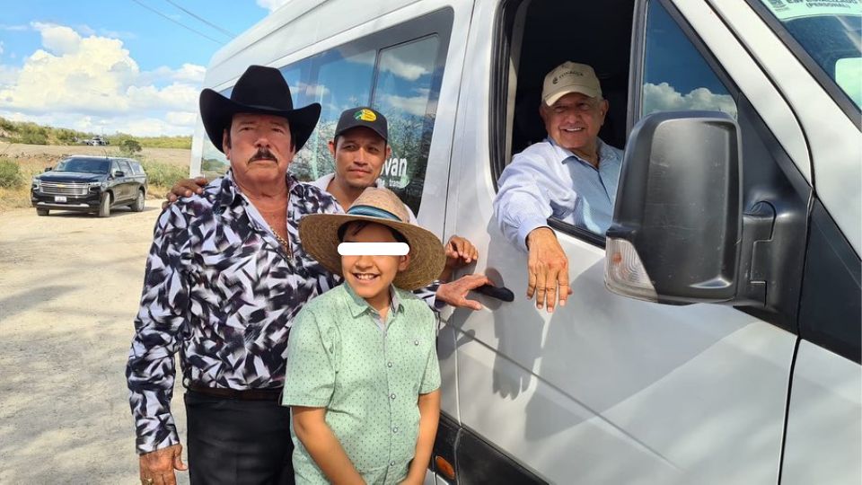 Lalo Mora junto a Andrés Manuel López Obrador, presidente de México.