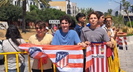 Regios esperan bajo el sol la llegada del Atlético de Madrid a su hotel