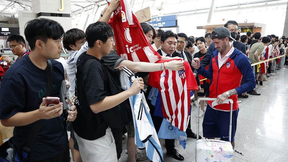 Rodrigo de Paul, futbolista argentino del Atlético de Madrid, atendió a sus fans en el aeropuerto de Seúl antes de abordar el avión para dirigirse a México