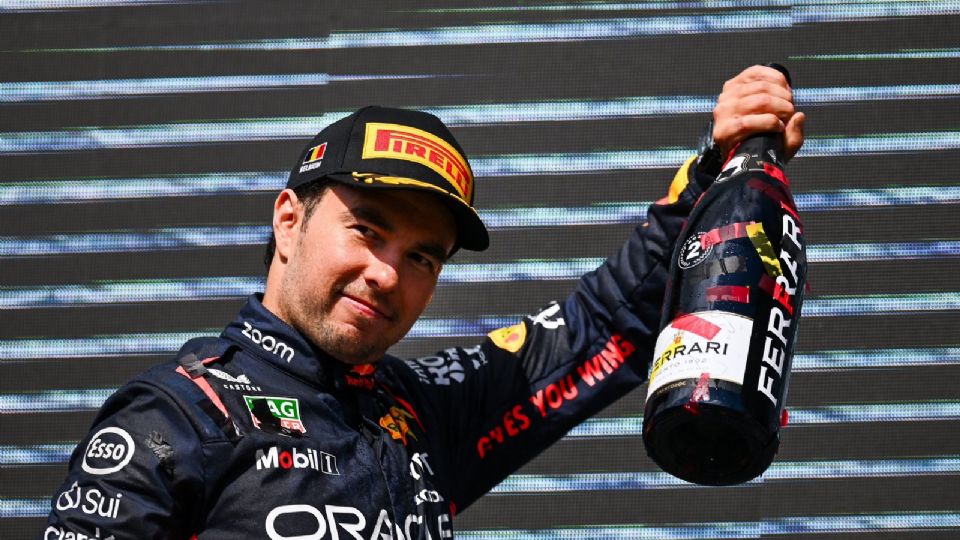 Sergio Pérez, piloto de Red Bull festeja con una botella de champán su segundo lugar en el Gran Premio de Bélgica el pasado fin de semana