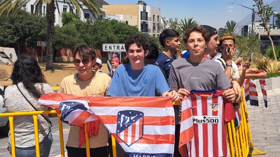 Aficionados del Atlético de Madrid se reunieron frente al hotel donde se hospedarán los jugadores para recibir al equipo en su llegada a la ciudad, pero por la seguridad deben esperar bajo el sol