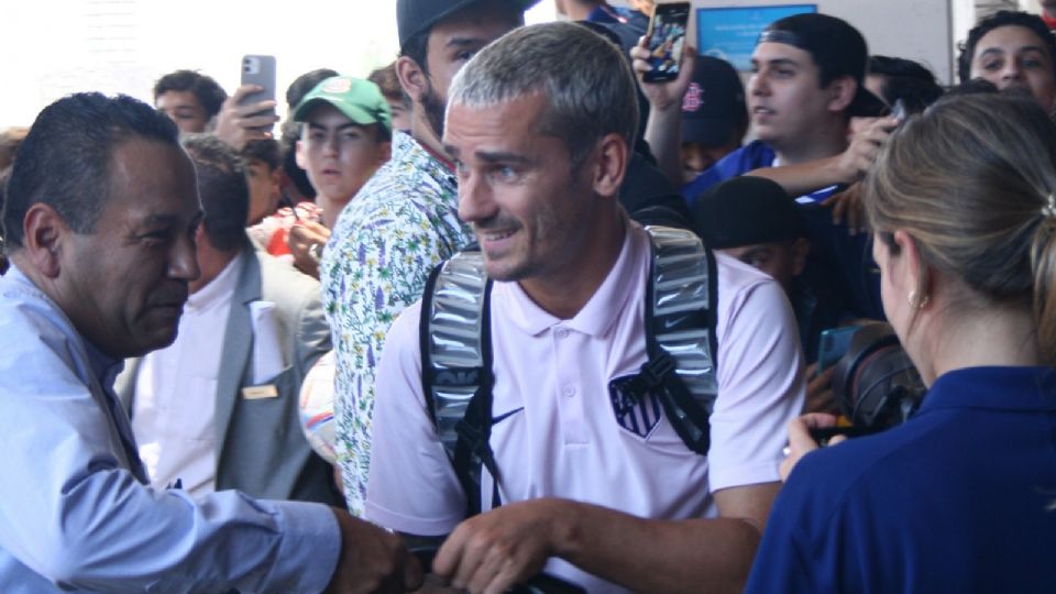 Antonie Griezmann y el resto de jugadores del Atlético de Madrid atendieron a los aficionados que los esperaron en el hotel ne Monterrey