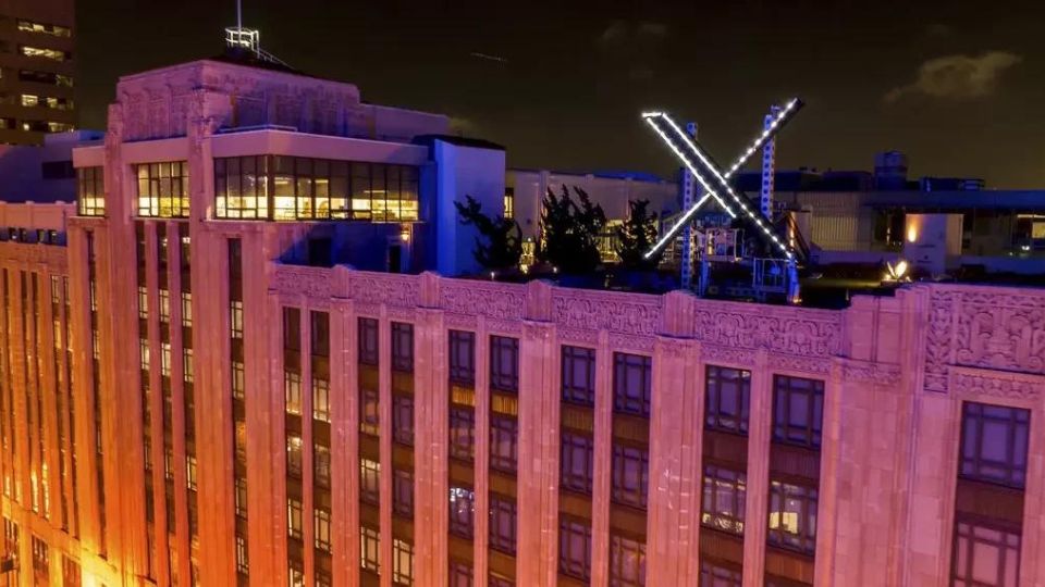 Nuevo logo colocado en el edificio de Twitter ubicado en San Francisco.