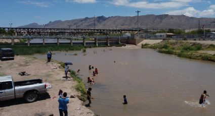 Familias afrontan el calor bañándose en el río Bravo