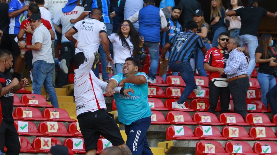 Pelea entre aficiones durante el juego de la Jornada 9 del Clausura2022 entre Querétaro y Atlas en el estadio Corregidora