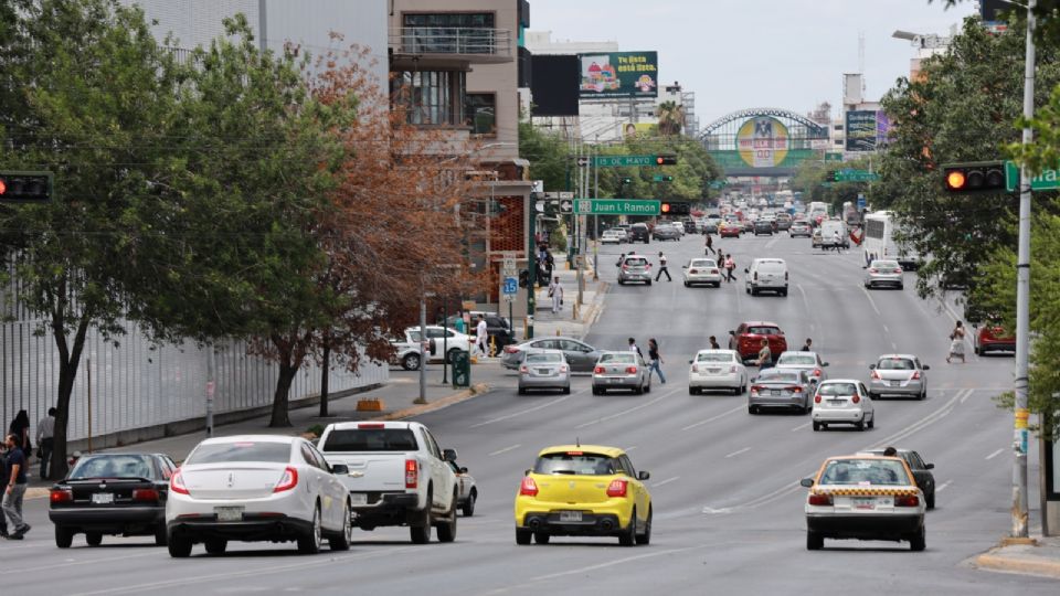 En avenida Cuauhtémoc, en Monterrey, los semáforos cambian a destiempo y los autos quedan a mitad del cruce.