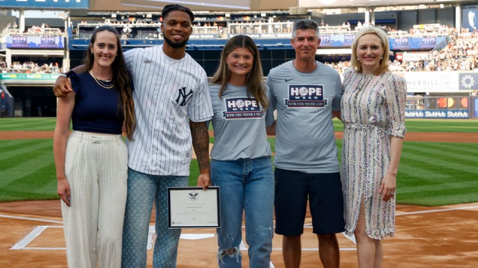 Damar Hamlin lanzó la primera bola en el partido entre New York Yankees y y los Baltimore Orioles, como parte de la iniciativa 'HOPE' que los neoyorquinos establecieron desde 2009