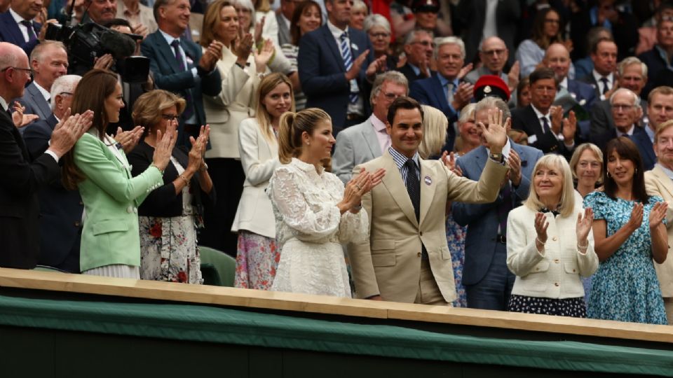 El ex tenista suizo, Roger Federer, recibió una ovación de varios minutos en Wimbledon, como un reconocimiento a su trayectoria como el máximo ganador en el torneo