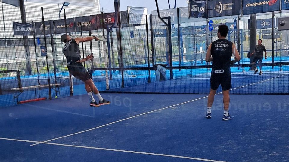 Los jugadores de Rayaos jugaron pádel este martes en el ciudad, como parte de su entrenamiento