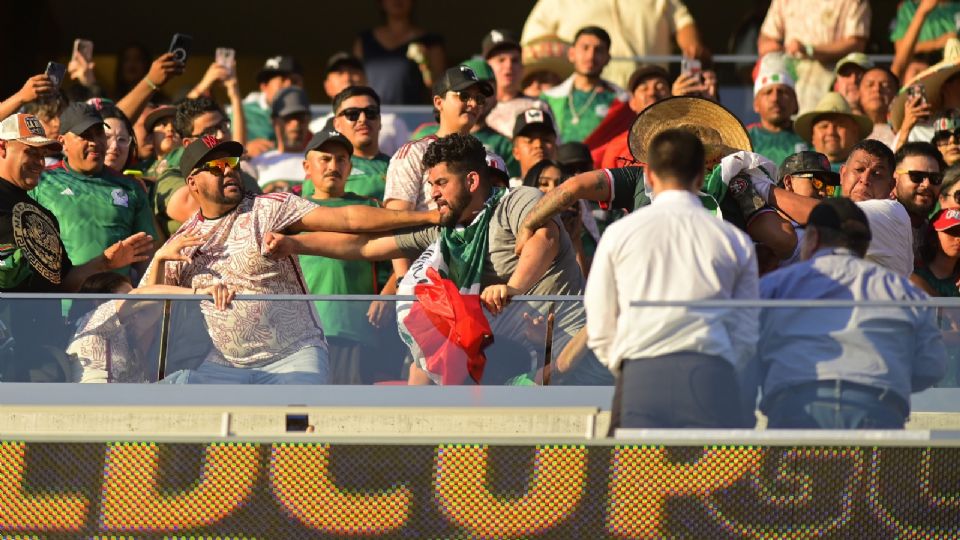 Fotografía ilustrativa de los enfrentamientos entre aficionados que se registraron en el partido México vs Qatar en Copa Oro este domingo