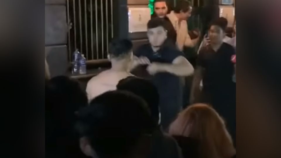 Captan pelea entre jóvenes en Barrio Antiguo