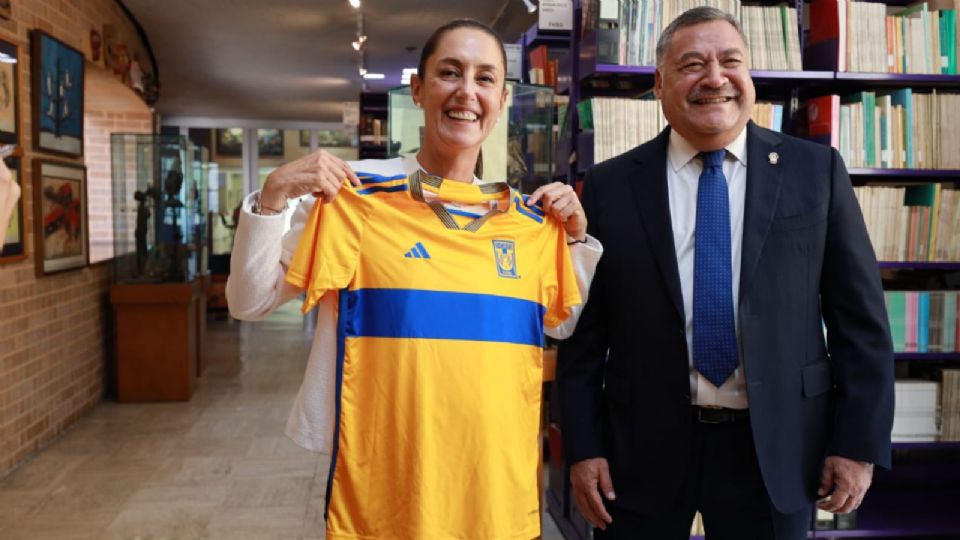 Claudia Sheinbaum con la playera de Tigres.