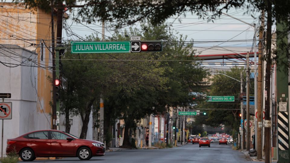 Semáforos mal sincronizados en el centro de Monterrey.