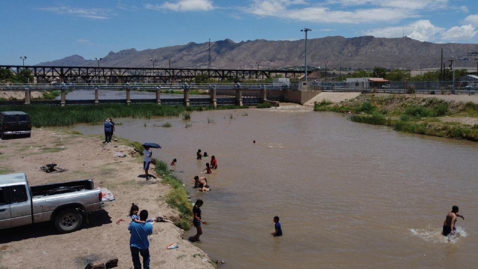 Familias acuden al río Bravo a bañarse ante ola de calor | EFE/ Luis Torres