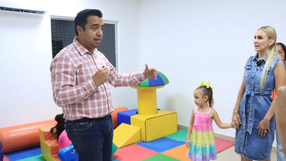 El alcalde Jesús Nava en el nuevo espacio de cuidado infantil.