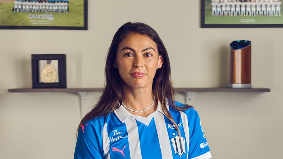 Christina Burkenroad posando con el jersey que usará Rayadas en el Apertura 2023