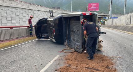 Conductor vuelca camioneta sobre Lázaro Cárdenas y se da a la fuga