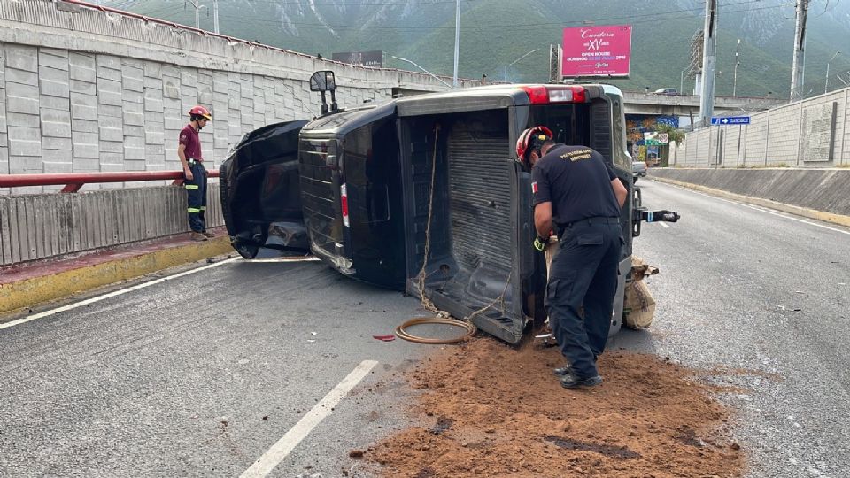 Camioneta vuelca en Lázaro Cárdenas