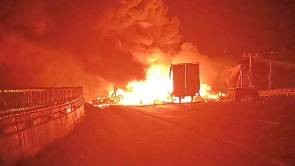 Accidente sobre la México-Querétaro provoca incendio | Twitter / @victorcabreramx