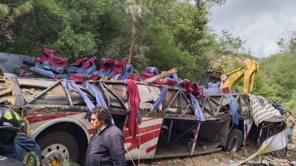 Camión vuelca en Oaxaca y deja 26 pasajeros muertos | Twitter / @UlisesMtv