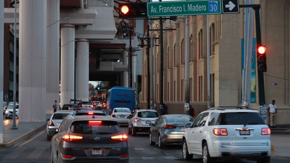 Semáforos desincronizados en el Centro de Monterrey.