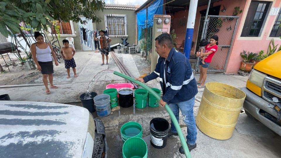 Llenan cubetas con agua a familias afectadas en Cadereyta