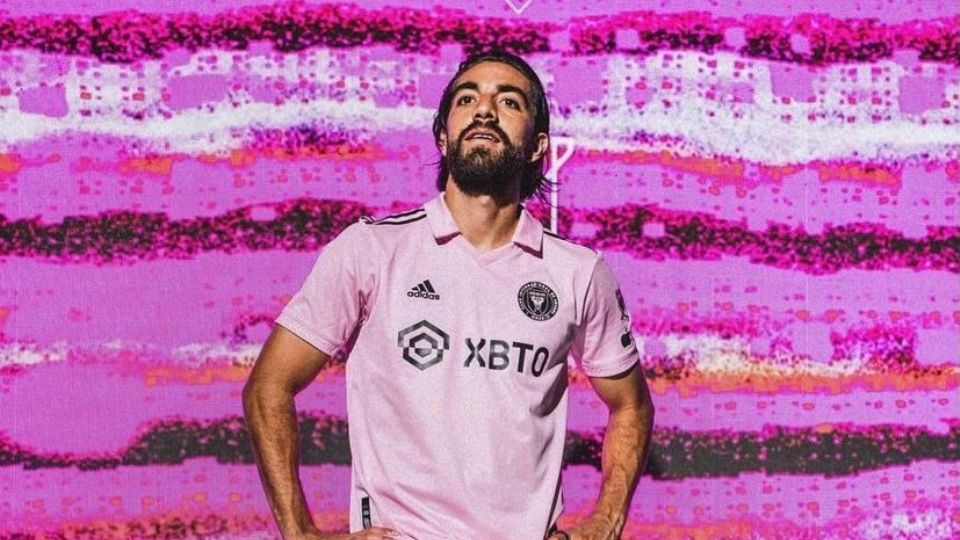 Rodolfo Pizarro en sesión de fotos con Inter Miami.