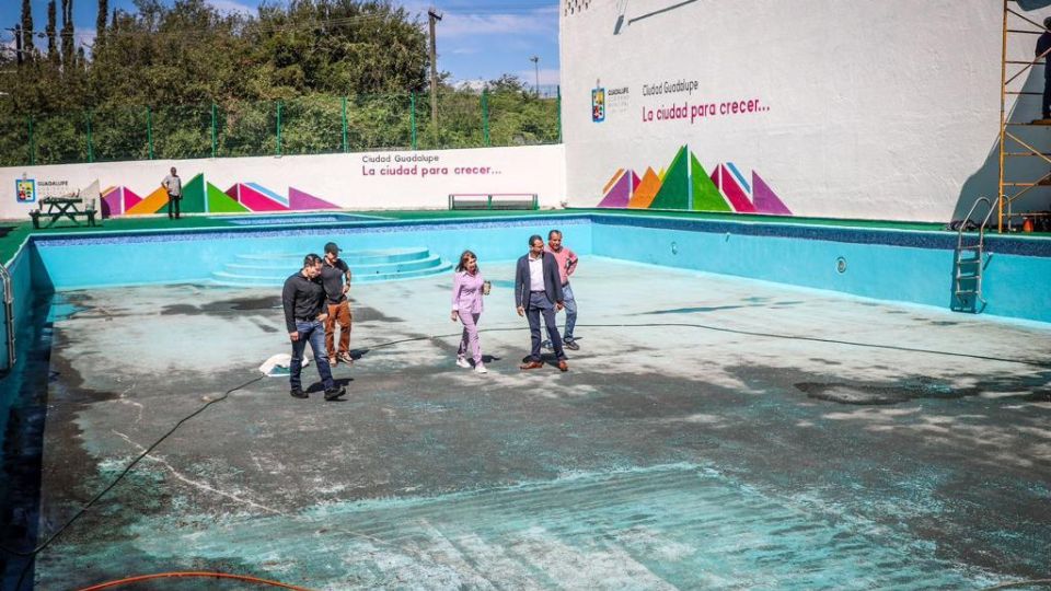 Cristina Díaz, alcaldesa de Guadalupe, realizando un recorrido en las instalaciones de los parques del municipio.