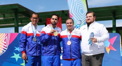 Atleta mexicano entrega su medalla de bronce a competidor de Cuba